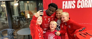 Guifspelarens nya liv: Får skriva autografer