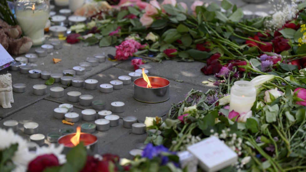 Efter helgens skjutning i Farsta centrum skapades en minnesplats med ljus och blommor. Två personer sköts till döds. En av dem, en 43-årig man bodde i Eskilstuna. 
