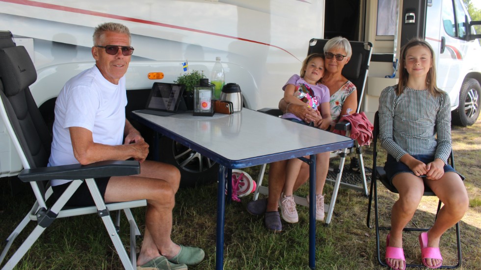 Gärt-Arne Hartvigsson, hustrun Ingegerd och barnbarnen Ebba och Clara trivdes på Hultsfreds strandcamping.