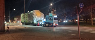Gigantisk last transporterades genom stan – så såg det ut