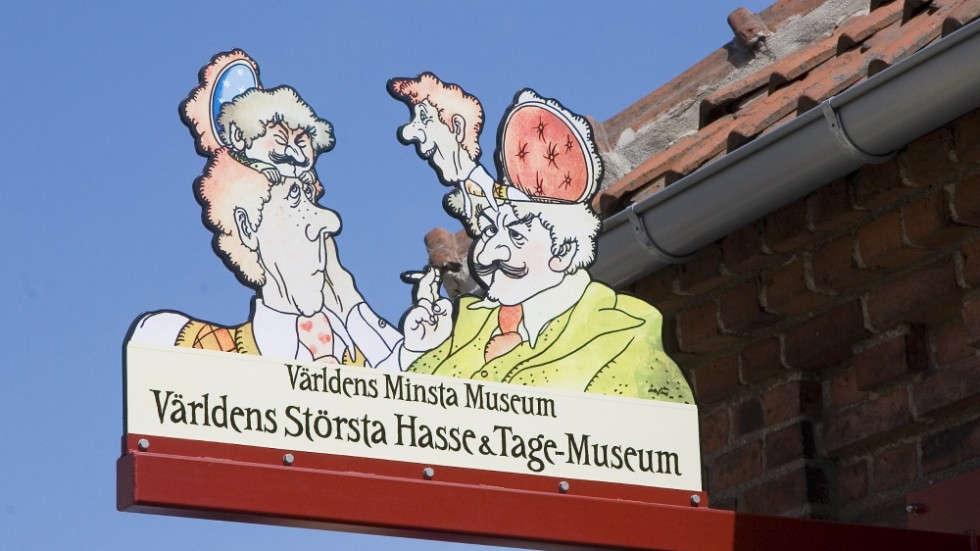 Skylt till ett museum i Tomelilla, ritad av Per Åhlin. Arkivbild.