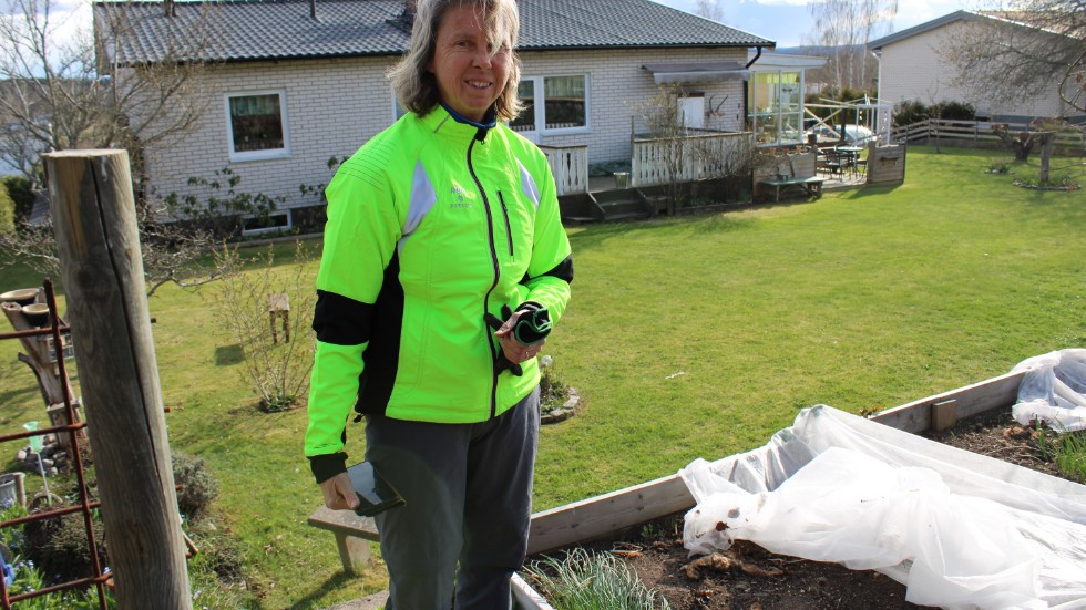 Sofie Nyström har med gott stöd av sin sambo byggt upp en egen örtaträdgård.