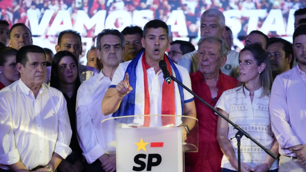 Santiago Peña i ett tal under valkvällen.