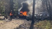Brand på skrotbilstipp i skogen