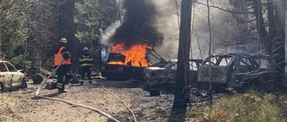 Brand på skrotbilstipp i skogen