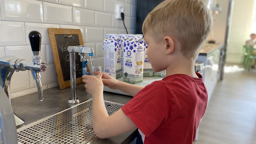 Kolsyrat vatten eller vanligt? Vincent Cannervik-Wass, sju år, kan välja på båda i skolans nya matsal.