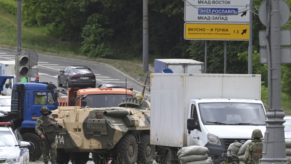 Ryska militärer och ett pansarskyttefordon vakar över en av vägarna in i Rysslands huvudstad Moskva på lördagen.