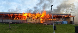 Stora skador på förskola efter våldsam brand  
