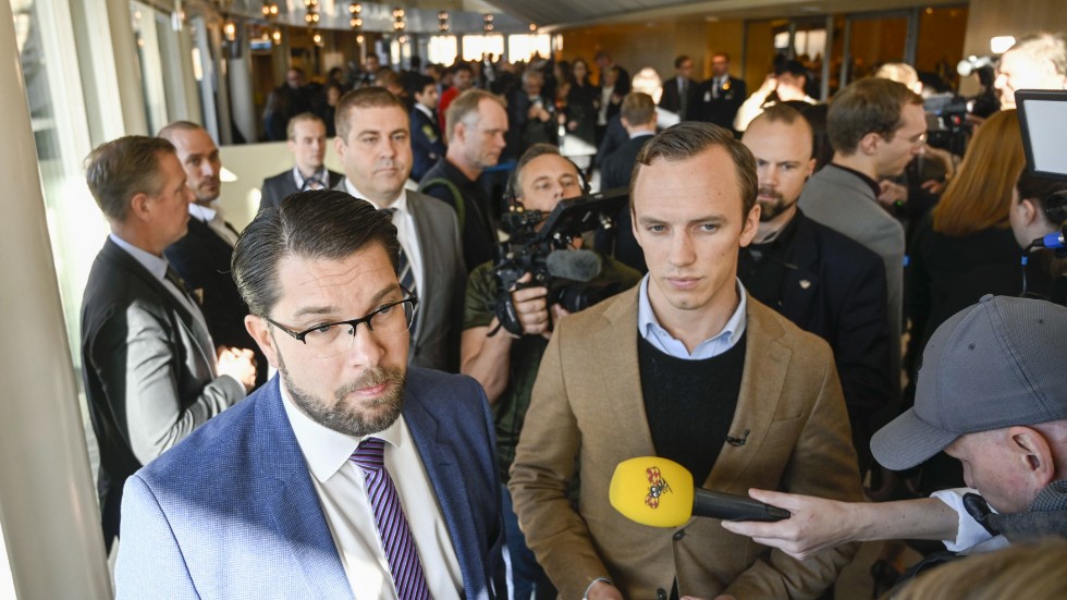 
Sverigedemokraternas partiledare  presschef Oskar Cavalli-Björkman ses här till höger om Jimmie Åkesson vid en intervju i riksdagen 2022. 
