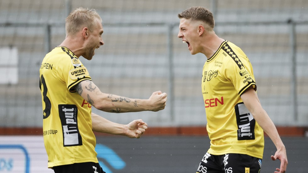 Elfsborgs Alexander Bernhardsson (till höger) jublar med lagkaptenen Johan Larsson efter sitt 2-0-mål.