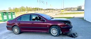 Utbrunnen bil övergiven i månader – nu vandaliserad på Lövåsen
