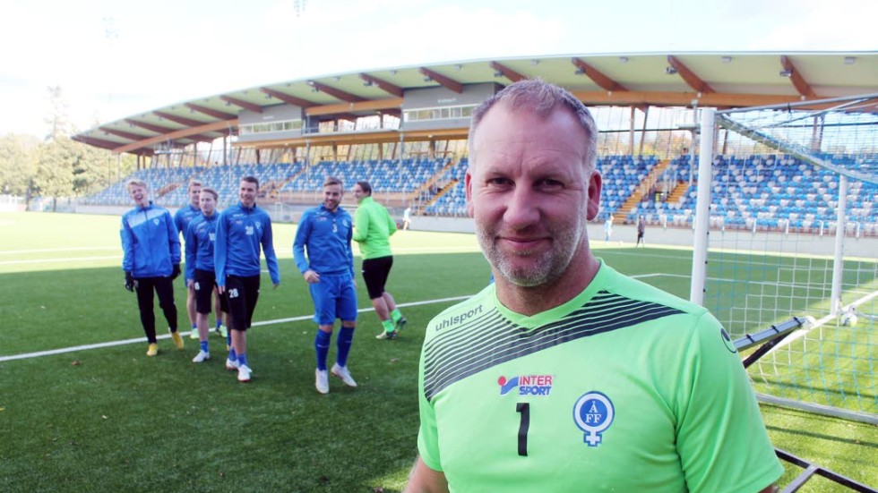 Henrik "Fimpen" Gustavsson ska spela fotbollen även 2019. Men om han spelar i Åtvidaberg eller Horn har han inte bestämt än.