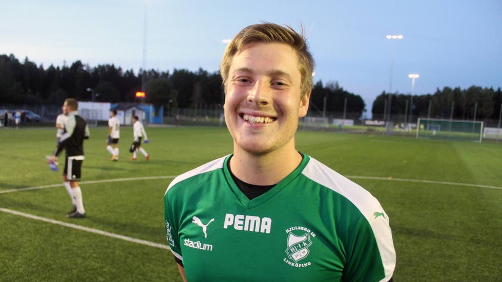 Unge målvakten Axel Lundquist räddade straff och höll nollan när Hjulsbro vann mot Malmslätt med 3–0.