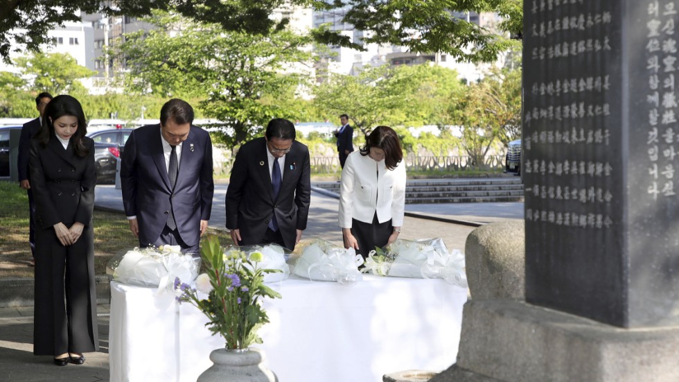 Sydkoreas president Yoon Suk-Yeol och hans hustru Kim Keon-Hee samt Japans premiärminister Fumio Kishida och hans fru Yuko Kishida vid ett minnesmärke i Hiroshima över koreanska dödsoffer för atombomben.