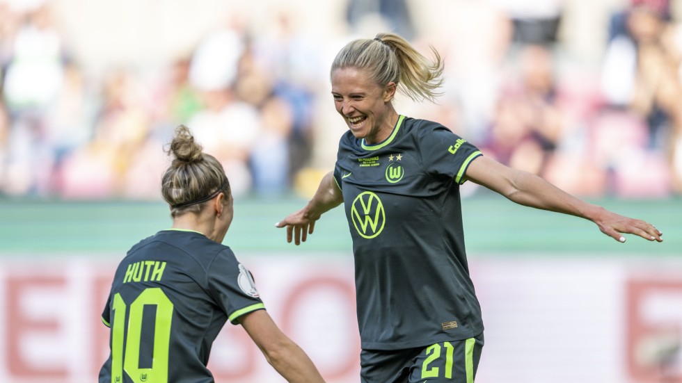 Rebecka Blomqvist, till höger, förlänger med Wolfsburg. Arkivbild.
