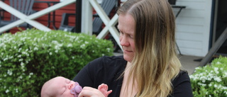 Ida födde sin dotter i ambulansen – hyllar sjukvårdspersonalen