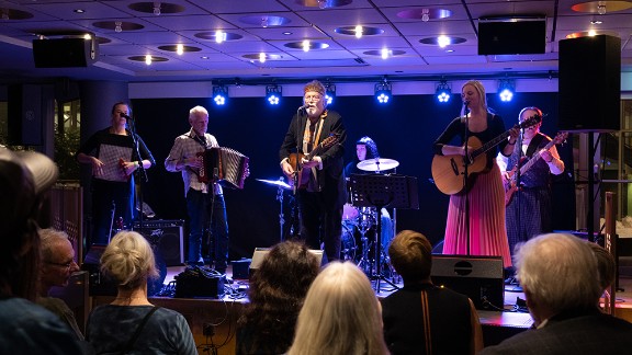 Lazy Afternoon Live på Ett Litet Créperie