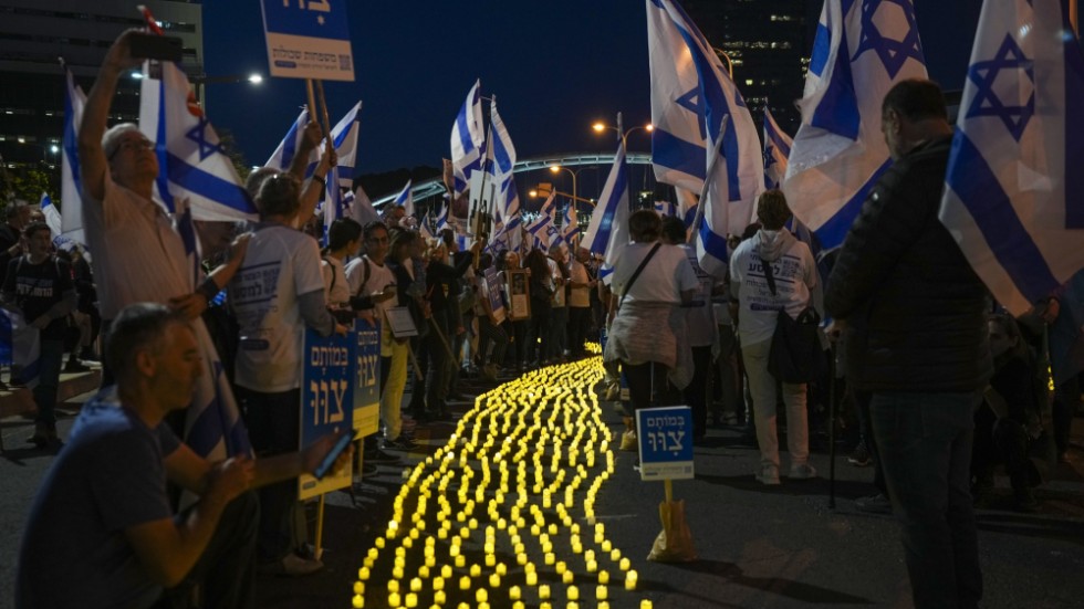 Nya protester hålls i Tel Aviv mot premiärminister Netanyahus planer om att lagändra högsta domstolens mandat.