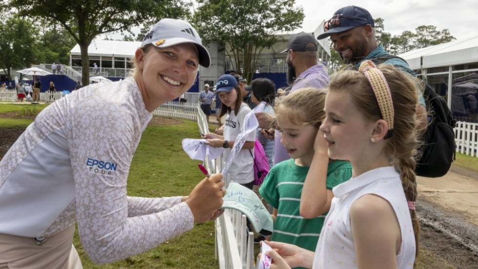 Linnea Ström fick skriva autografer efter sin 69-runda i Chevron Championship.