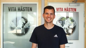 Supportern driver Vita Hästen själv i väntan på årsmötet