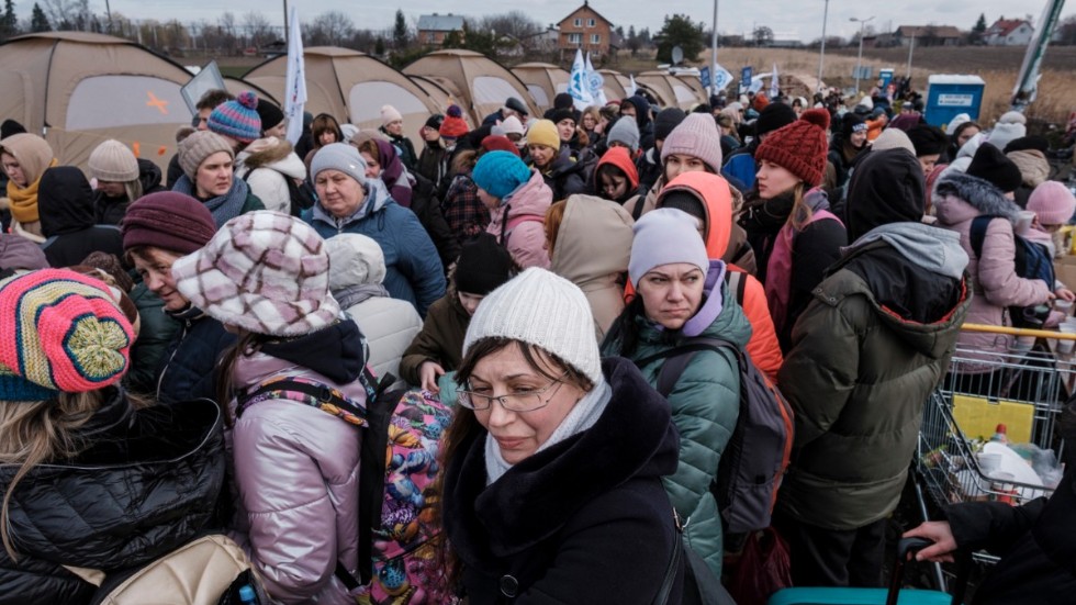 Signaturen "Elisabeth" skriver en personlig insändare om hur tidigare krig påverkat hennes släkt.
Bilden: Ukrainska flyktingar vid den polska gränsen.