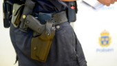 Berusad man försökte ta skarpladdat vapen från polisen