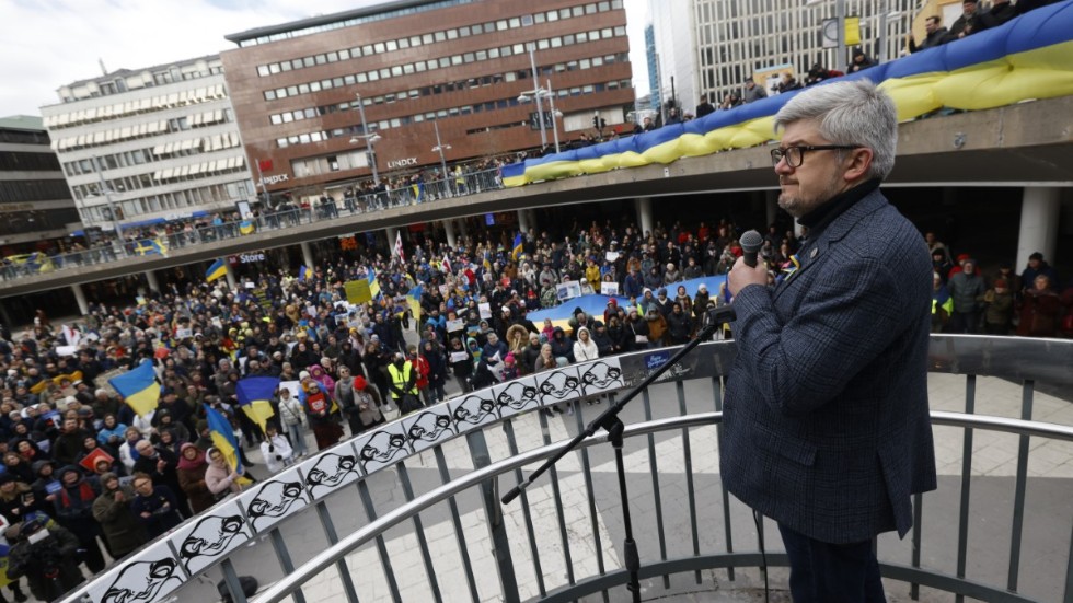 Ukrainas ambassadör i Sverige, Andrii Plakhotniuk, talar under manifestationen.