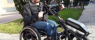 Fredrik fick påhängscykeln till rullstolen stulen – är avgörande för hans vardag • "Den är helt värdelös för alla andra"
