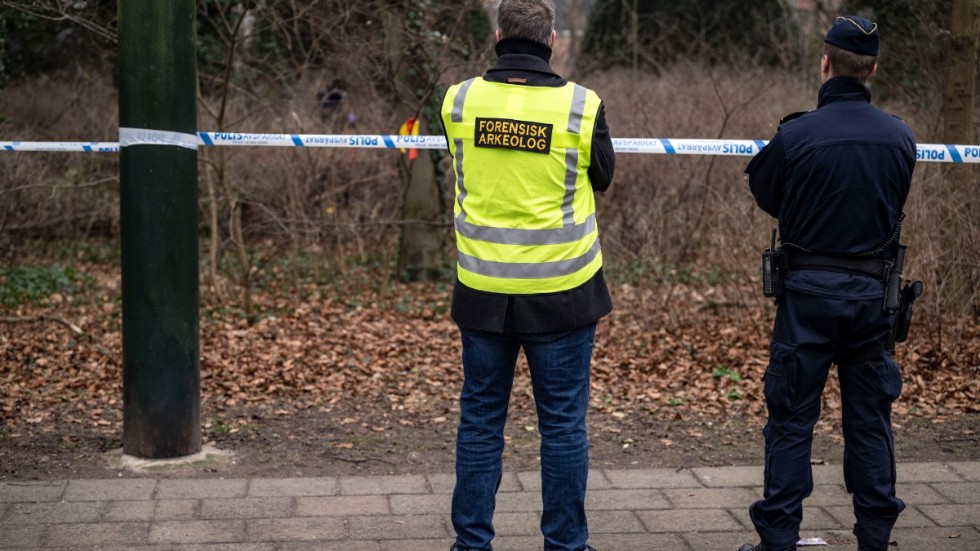 Polis, kriminaltekniker och forensisk arkeolog på plats vid en avspärrning i ett skogsparti i Slottsparken i Malmö i mars i år efter ett fynd av skelettdelar. Arkivbild.