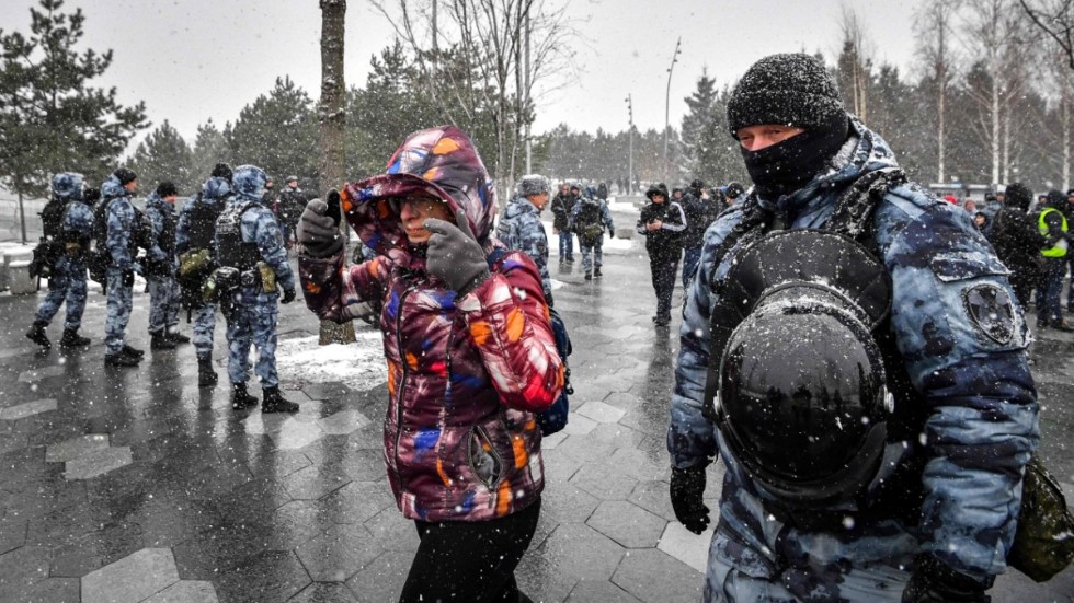 Polisen förde bort människor som hade samlats i centrala Moskva på lördagen.