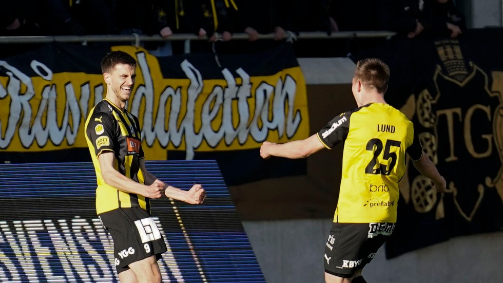 Alexander Jeremejeff, till vänster, jublar med lagkamraten Kristoffer Lund Hansen efter Häckens 2–0-mål mot SAIK.