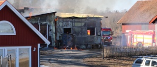 Verkstad totalförstörd efter kraftig brand: "Väggarna har rasat"