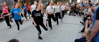 Gränbystadens nya uteplats invigdes med dans