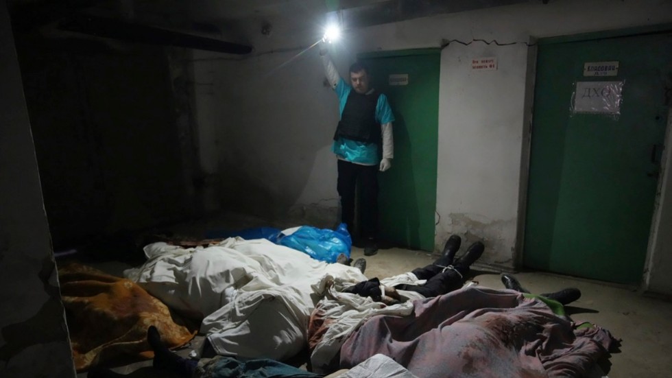 Döda i källaren till ett sjukhus som bombats i Mariupol. Bilden är nästan två veckor gammal. Sedan dess har situationen förvärrats ytterligare, men det finns inte längre några journalister kvar i staden.