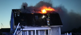 Boende flydde brinnande hus