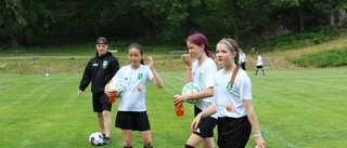 Moa inleder sommarlovet med fotbollsskola –500 barn kör fotboll och lek på lovet •Ledaren: "Det ska vara kravlöst"