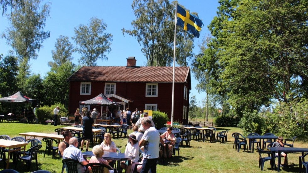 Den svenska flaggan vajade över det idylliska området i hembygdsparken.