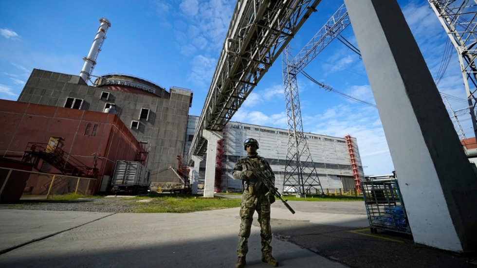 En rysk soldat på vakt vid kärnkraftverket Zaporizjzja. Bild från i maj.