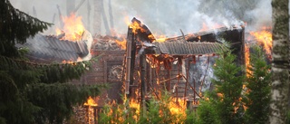 Kraftig brand rasar i villa i Mariefred – släckningsförsöken förgäves: "Låter huset brinna ner"