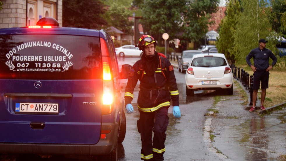 Räddningsarbetare vid platsen för våldsdådet i Cetinje i sydvästra Montenegro.