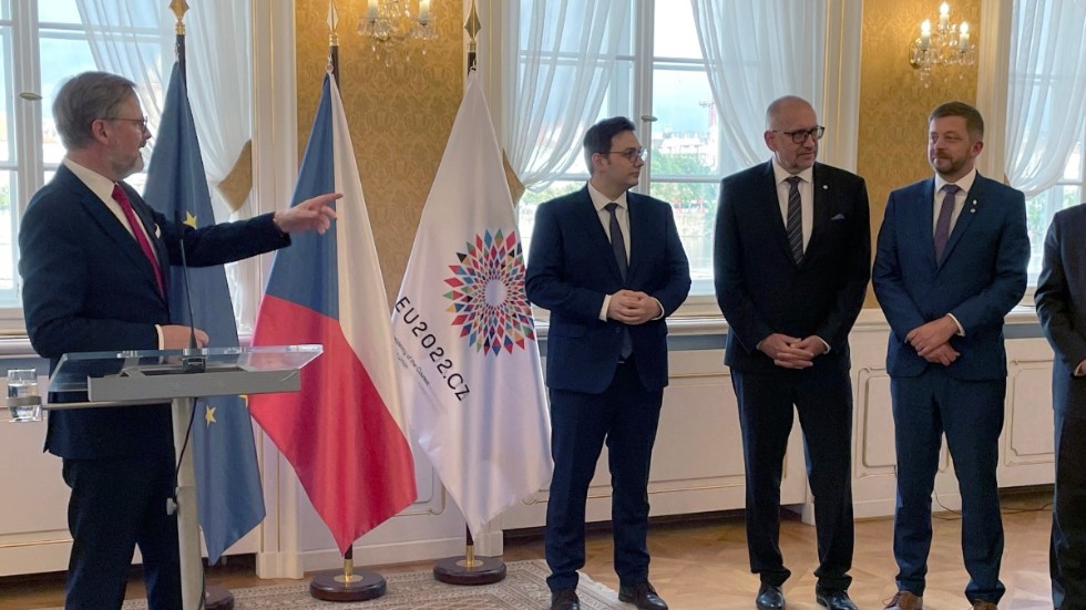Tjeckiens premiärminister Petr Fiala (till vänster) presenterar några av sina ministrar: utrikesminister Jan Lipavsky, EU-minister Mikulas Bek och inrikesminister Vit Rakusan.