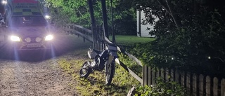 Motorcyklist körde in i stillastående bil – misstänks ha kört drogpåverkad