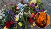 Ljus och blommor på Donners plats efter mordet • Annie Lööf (C) på plats utanför domkyrkan 