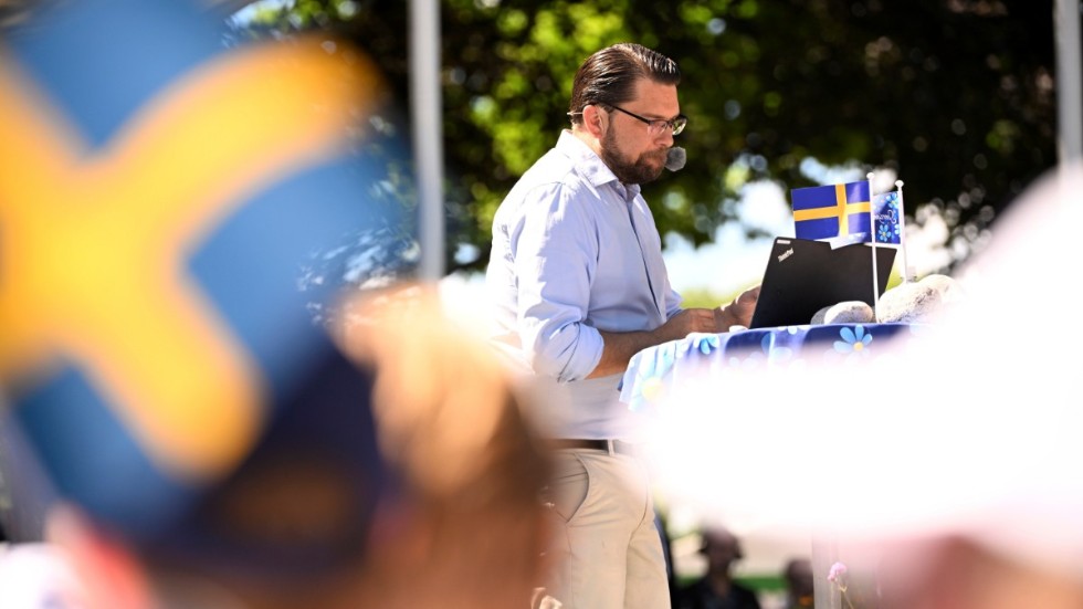 Flaggorna till trots verkar inte SD:s partiledare Jimmie Åkesson tycka särskilt bra om Sverige, menar skribenten som vill att folk ska påminna som om vilka som byggde upp landet.