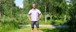 Han är brandmannen som sadlade om, driver egna företag och kör countryfestival – i Skråmträsk: ”Den är unik i Norrland” 