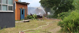Storbranden i Målilla: "Intensiv brand" • Hon upptäckte branden: "Kunde se att det brann i båten bara centimeter från husväggen"