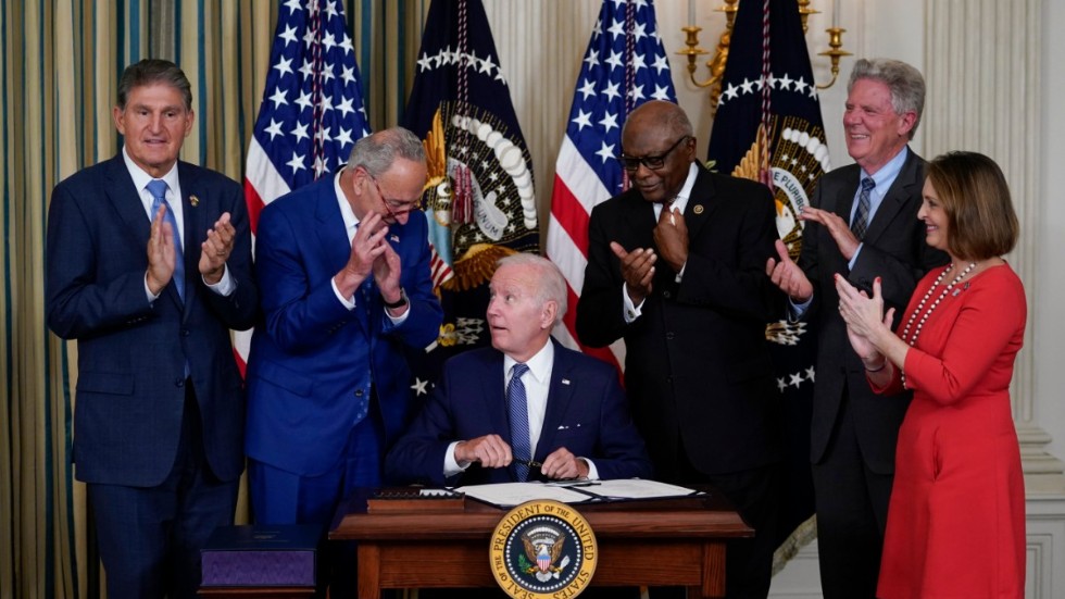 Joe Biden undertecknar lagen i Vita huset.