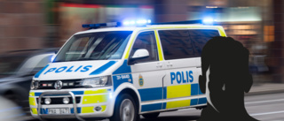 Narkotikapåverkad man utan körkort försökte köra ifrån polisen – biljakt slutade med trädkrock