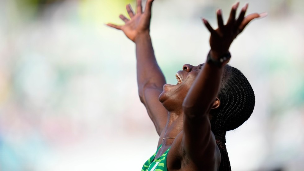 Tobi Amusan, Nigeria, jublar efter världsrekordtiden 12,12 på 100 meter häck.