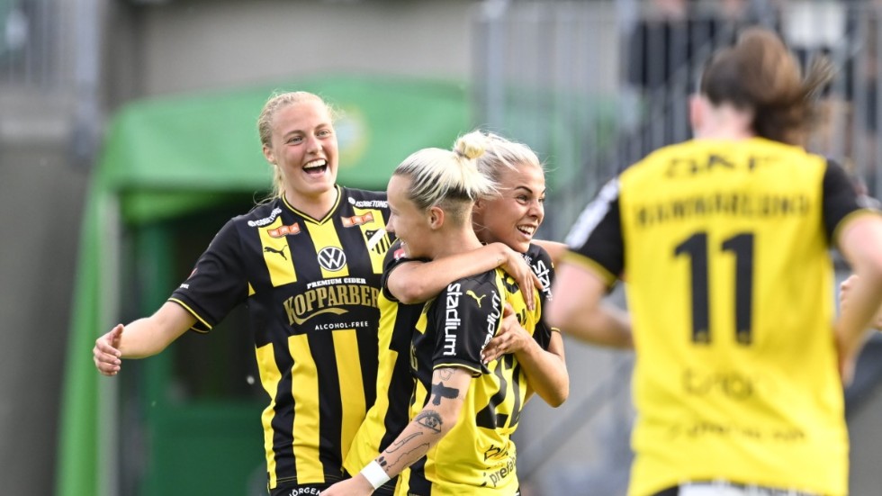 Häckenjubel efter att Marika Bergman Lundin (mittten) gjort 1–0 på Hammarby.